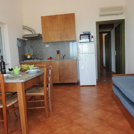 Gf Apartments Li Seddi Badesi Bagian luar foto