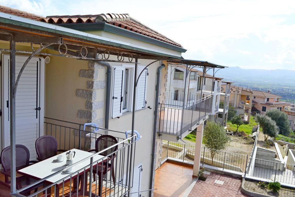 Gf Apartments Li Seddi Badesi Bagian luar foto