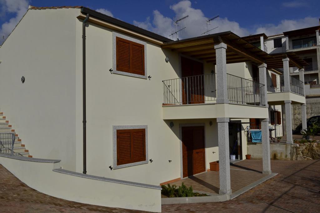 Gf Apartments Li Seddi Badesi Bagian luar foto