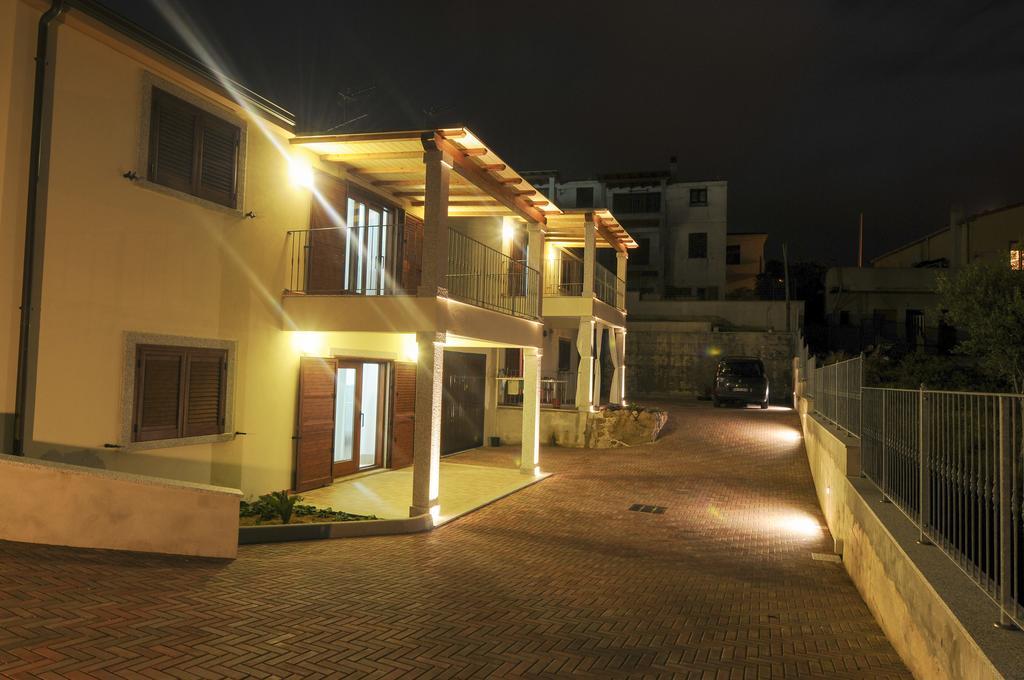 Gf Apartments Li Seddi Badesi Bagian luar foto
