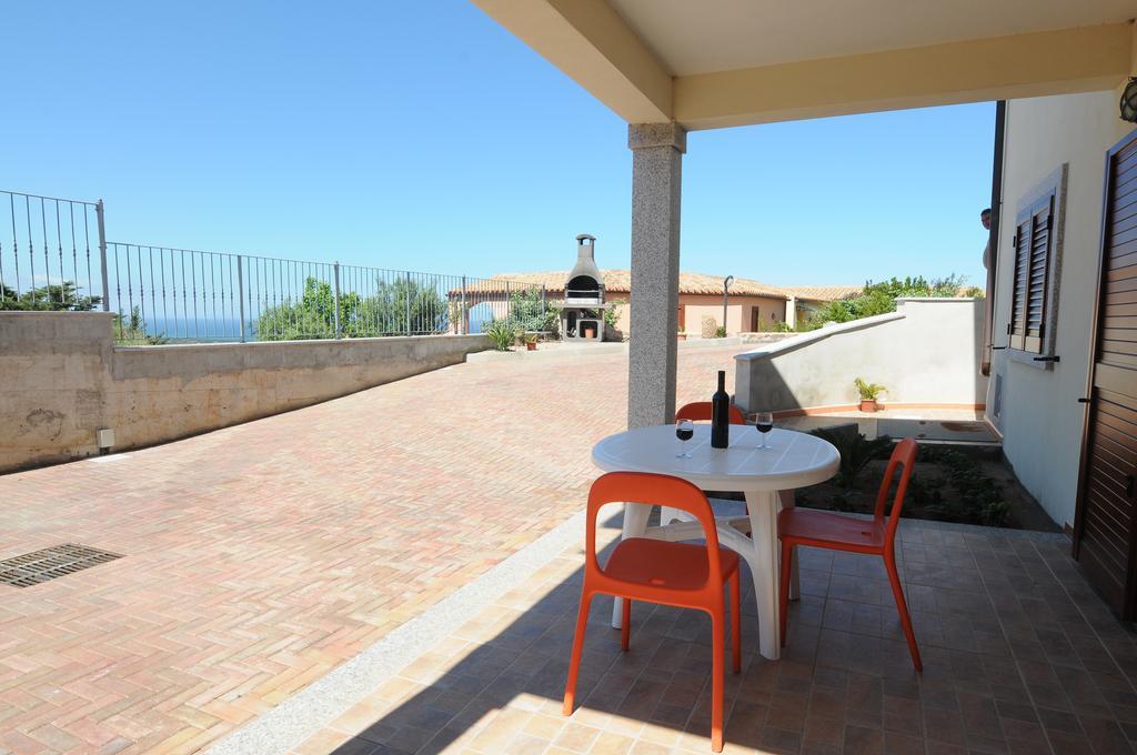 Gf Apartments Li Seddi Badesi Bagian luar foto
