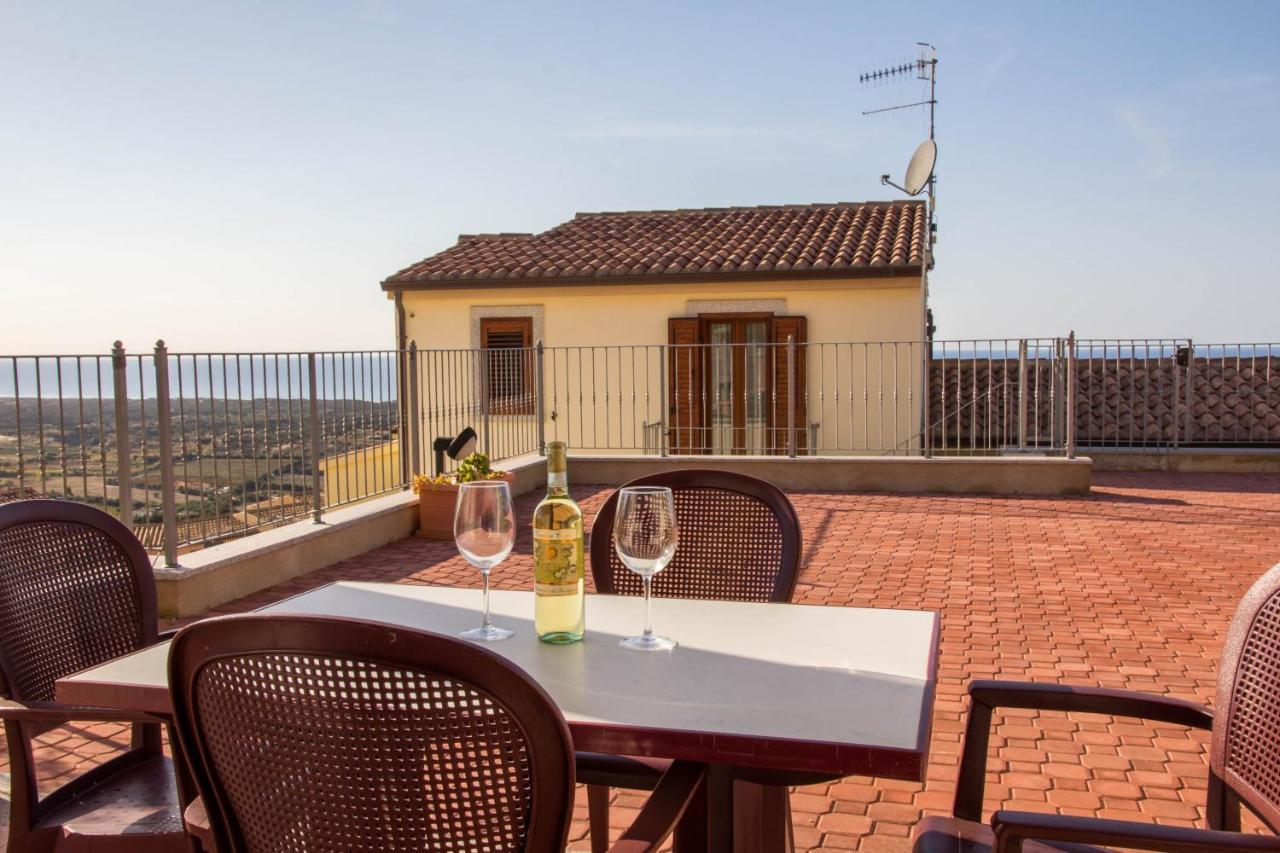 Gf Apartments Li Seddi Badesi Bagian luar foto