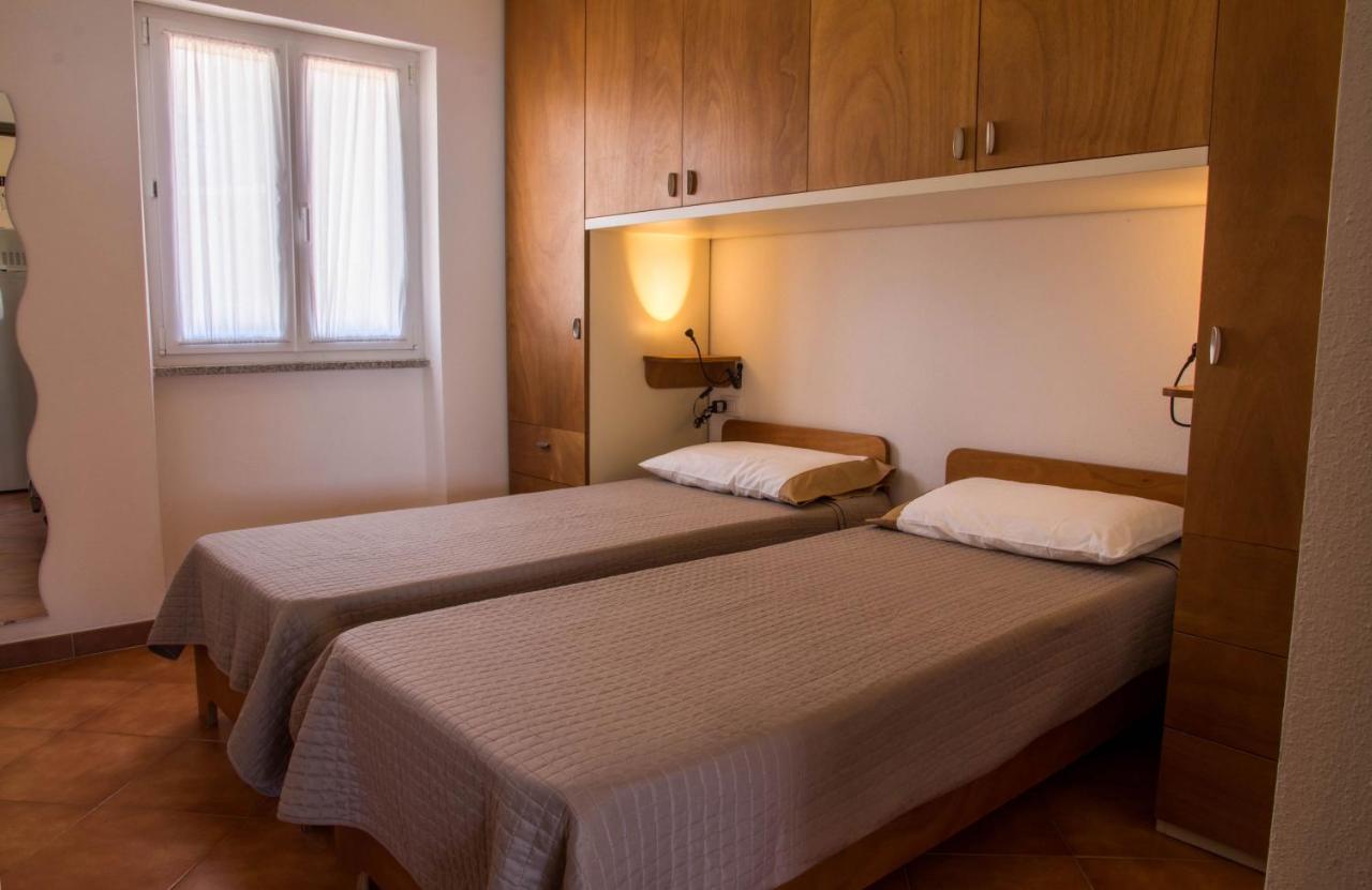 Gf Apartments Li Seddi Badesi Bagian luar foto