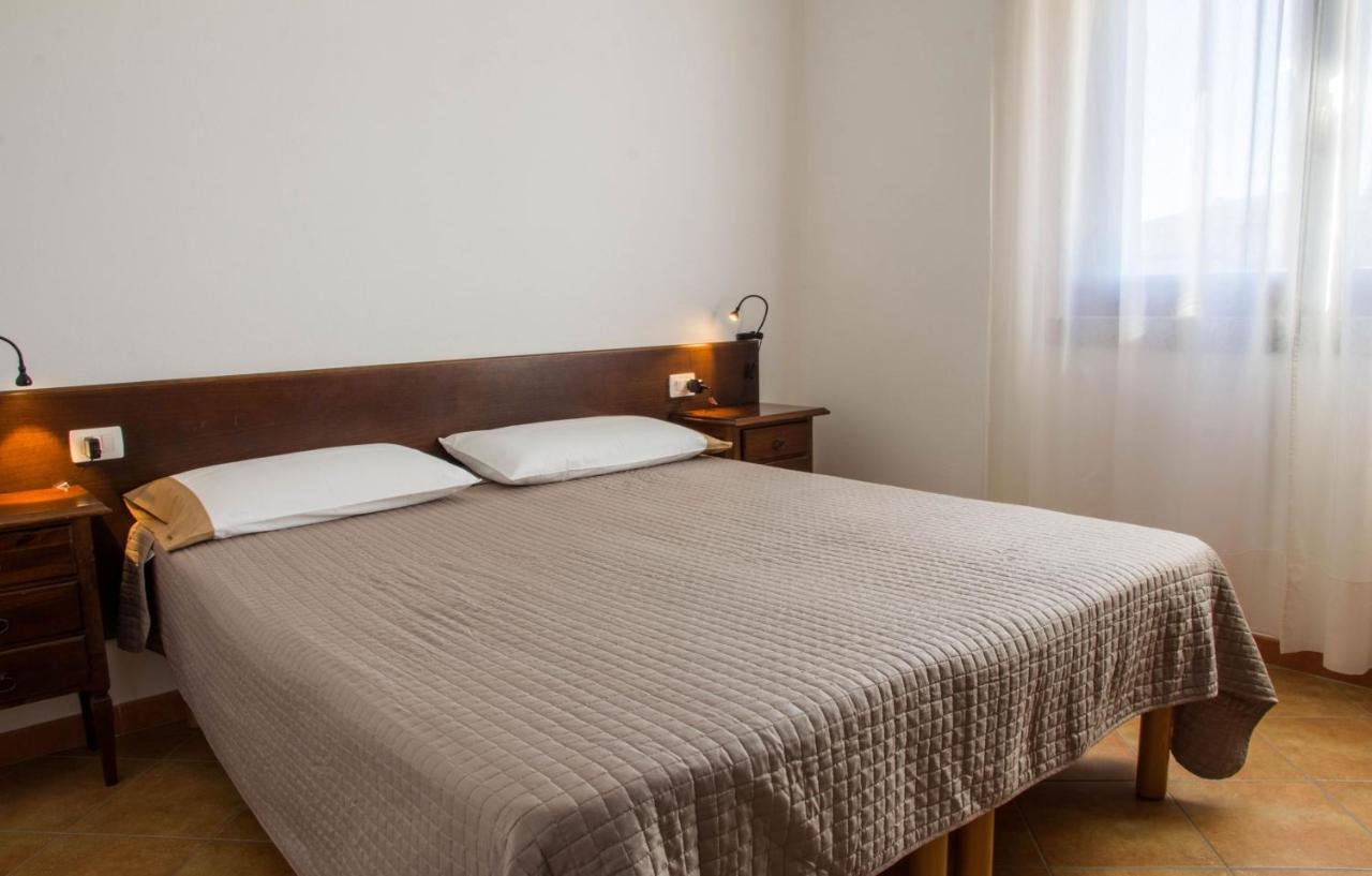 Gf Apartments Li Seddi Badesi Bagian luar foto