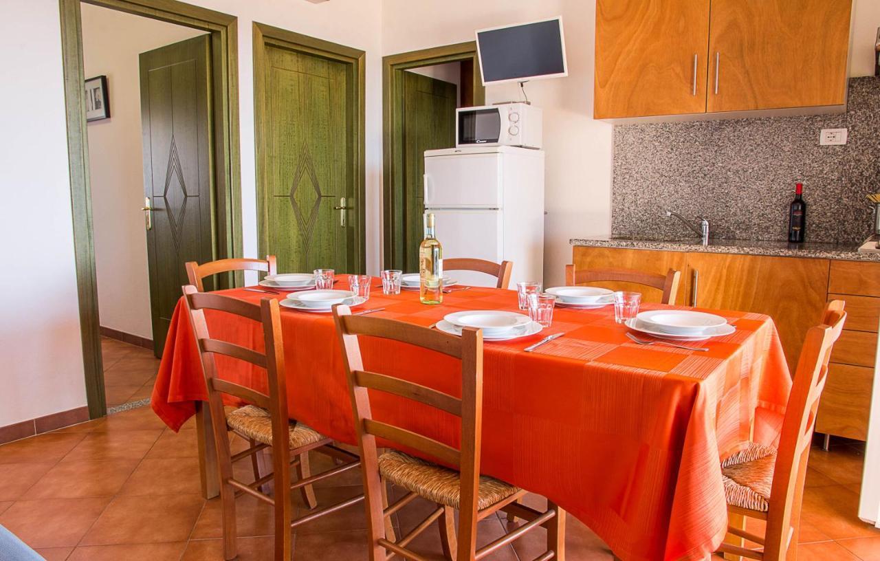 Gf Apartments Li Seddi Badesi Bagian luar foto