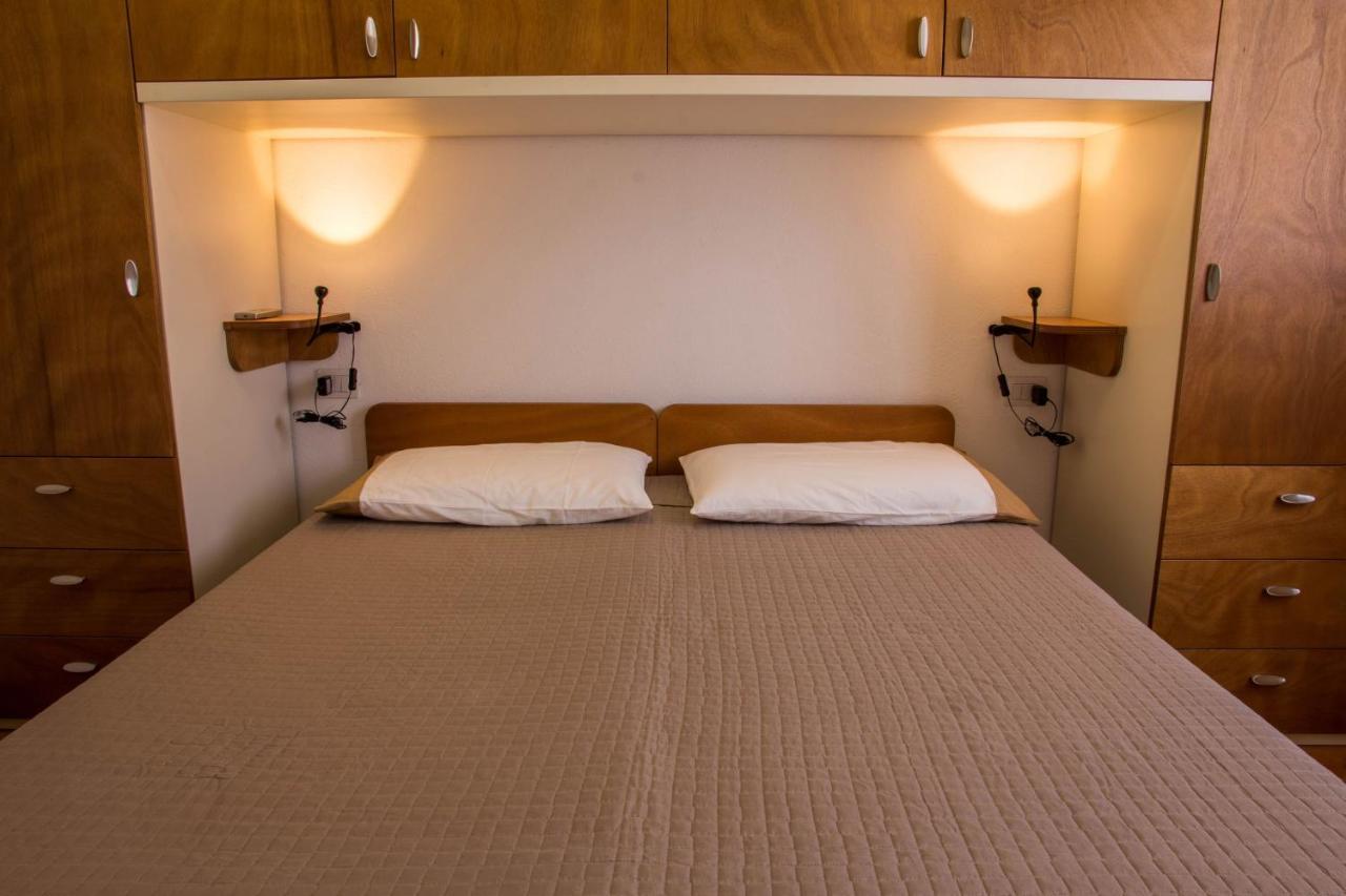 Gf Apartments Li Seddi Badesi Bagian luar foto