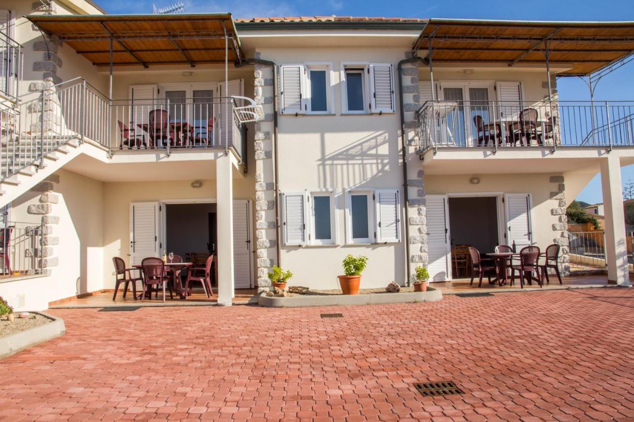 Gf Apartments Li Seddi Badesi Bagian luar foto