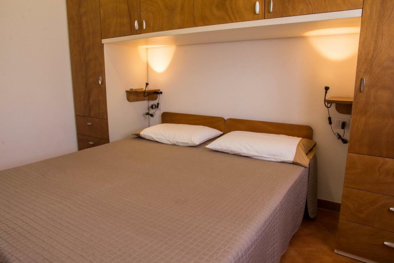 Gf Apartments Li Seddi Badesi Bagian luar foto
