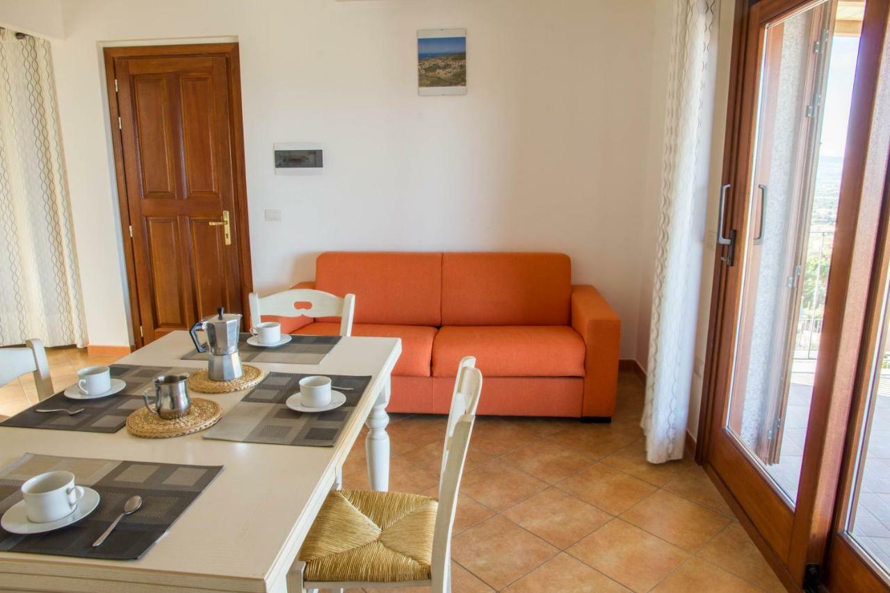 Gf Apartments Li Seddi Badesi Bagian luar foto