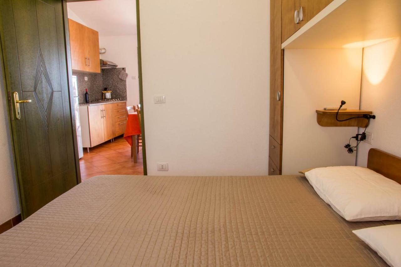 Gf Apartments Li Seddi Badesi Bagian luar foto